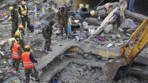 Derrumbe de un edificio en Nairobi y cigüeñas en Hungría: el día en fotos
