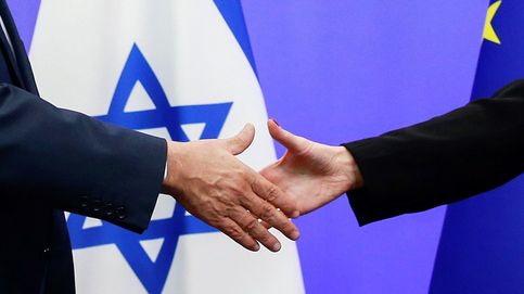 Olas de 5 metros en San Sebastián y el primer ministro israelí, en Bruselas: el día en fotos 