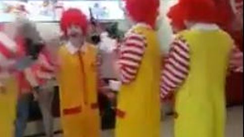 Fanáticos de McDonald's protestan contra KFC vestidos de Ronald McDOnald