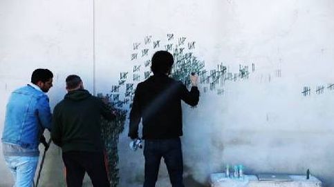 El artista Pejac interviene los muros de la cárcel de El Dueso (Cantabria)