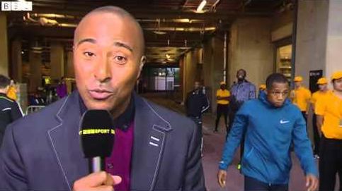 Usain Bolt vacila a un periodista