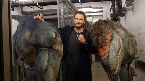 YouTube - Chris Pratt se lleva un susto de muerte con unos dinosaurios