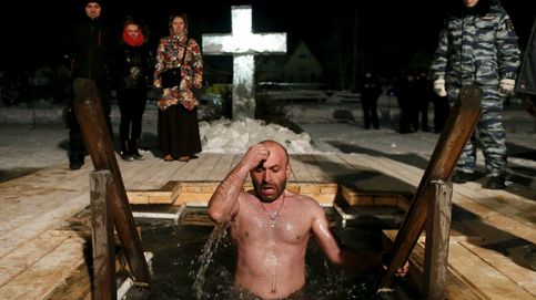 Los cristianos ortodoxos celebran la Epifanía sumergiéndose en agua helada 