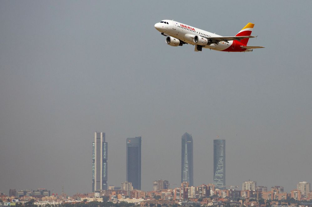 Foto: Un aviÃ³n de Iberia despega. Al fondo, una panorÃ¡mica del cielo de Madrid donde se aprecia la boina de contaminaciÃ³n. (Reuters)
