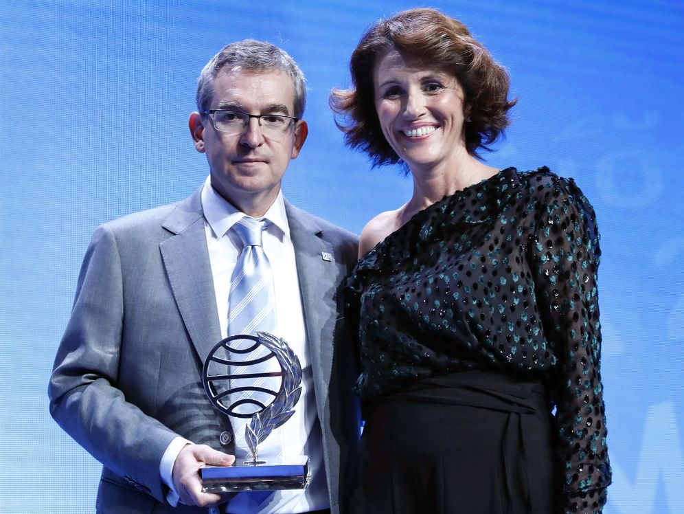 Foto: Santiago Posteguillo, ganador del premio Planeta, junto a la finalista, Ayanta Barilli. (EFE)