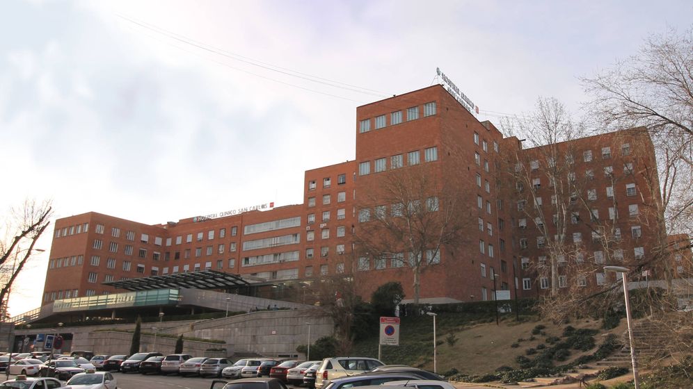 Foto: Una de las fachadas principales del Hospital ClÃ­nico San Carlos.