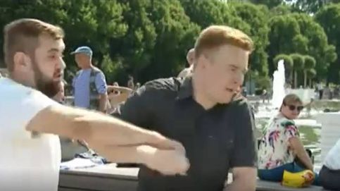 Un periodista ruso es agredido en directo por un 'hooligan' borracho