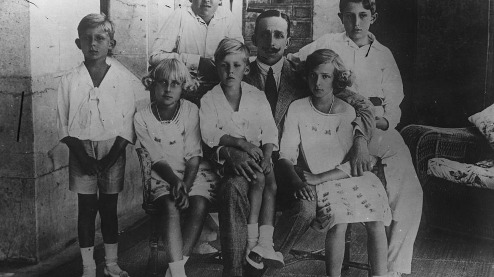 Foto: Alfonso XIII, con sus hijos. (Getty)