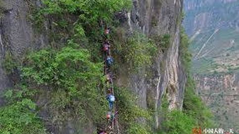 La hazaña de los niños que escalan a diario una montaña para ir al colegio