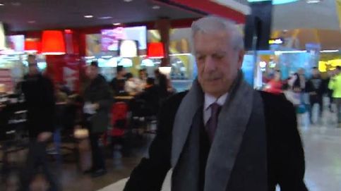 Mario Vargas Llosa, 'pillado' en Barajas tras su cena de Acción de Gracias con los Preysler