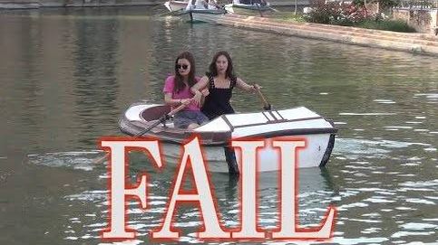 La torpeza de estas dos turistas para conducir una barca te hará reír mucho