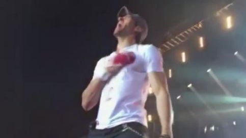 Enrique Iglesias se corta los dedos con un dron durante un concierto en Tijuana