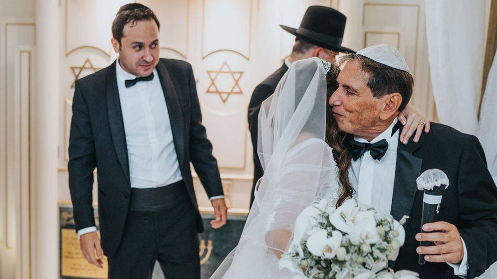 Foto: Moisés Hayón abraza a su hija Sarina en presencia de su yerno, Isaac, en la boda de ambos en junio de 2020 en la sinagoga de Torremolinos. (Arhivo personal de Sarina Hayón)
