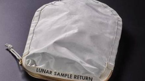 Polvo lunar, un traje de astronauta, fotos... los objetos espaciales que Sotheby's subasta