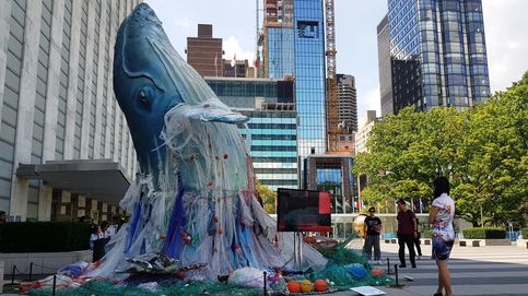 Una ballena envuelta en plásticos en el patio de la ONU para concienciar sobre los océanos