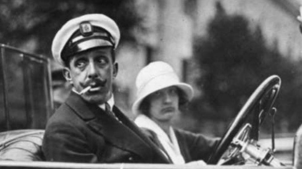 Foto: El rey de España, Alfonso XIII, en un coche de la época.