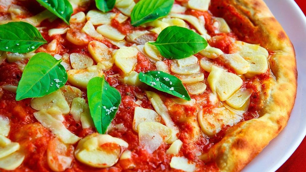 Foto: Pizza de tomate, ajo y albahaca.