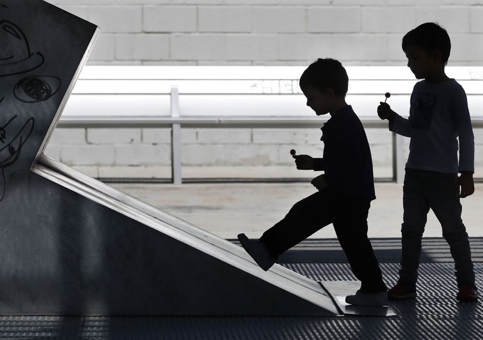 Foto: Dos niños juegan en Barcelona, este martes, durante el tercer día de salidas permitidas. (EFE)