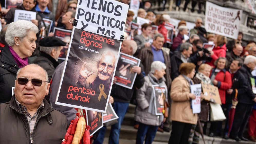 Foto: Una concentraciÃ³n de pensionistas en Bilbao. (EFE)