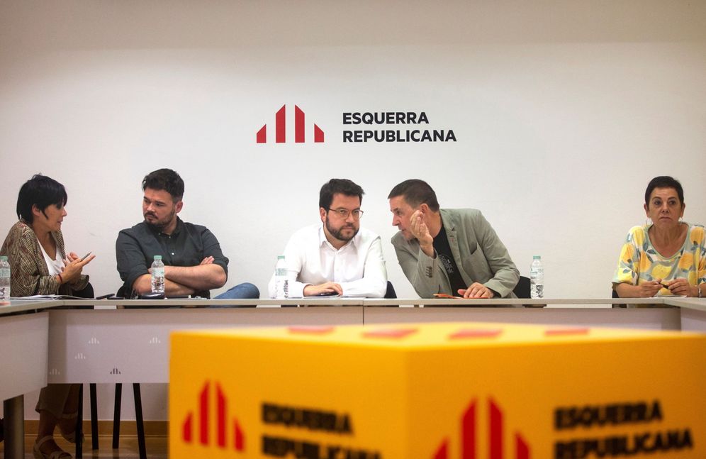 Foto: Las delegaciones de ERC y Bildu, encabezadas por Pere AragonÃ¨s y Arnaldo Otegi, este 28 de junio en Barcelona. (EFE)