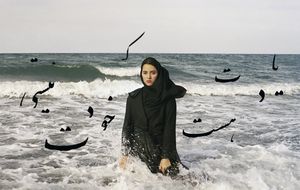 La mujer árabe quita el velo a la fotografía