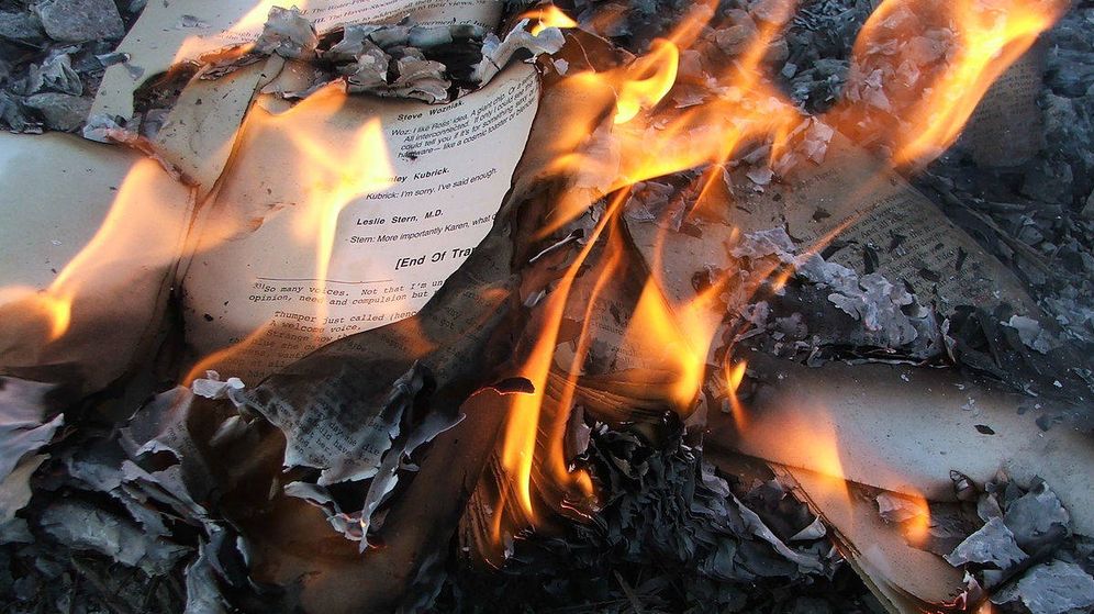 Foto: Papeles ardiendo (Wikimedia Commons)
