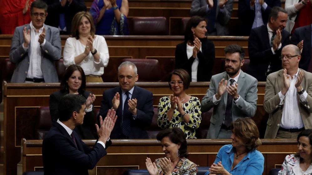 Foto: El presidente del Gobierno, Pedro SÃ¡nchez, tras su intervenciÃ³n en el pleno extraordinario para informar de su programa de gobierno. (EFE)
