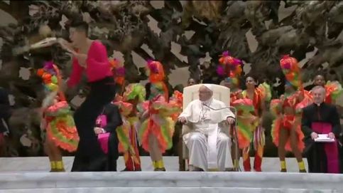 El papa Francisco se convierte en malabarista por unos segundos