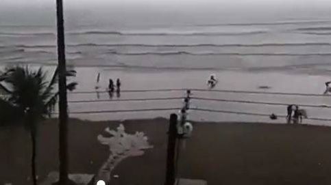 Un rayo golpea a una turista en una playa de Brasil