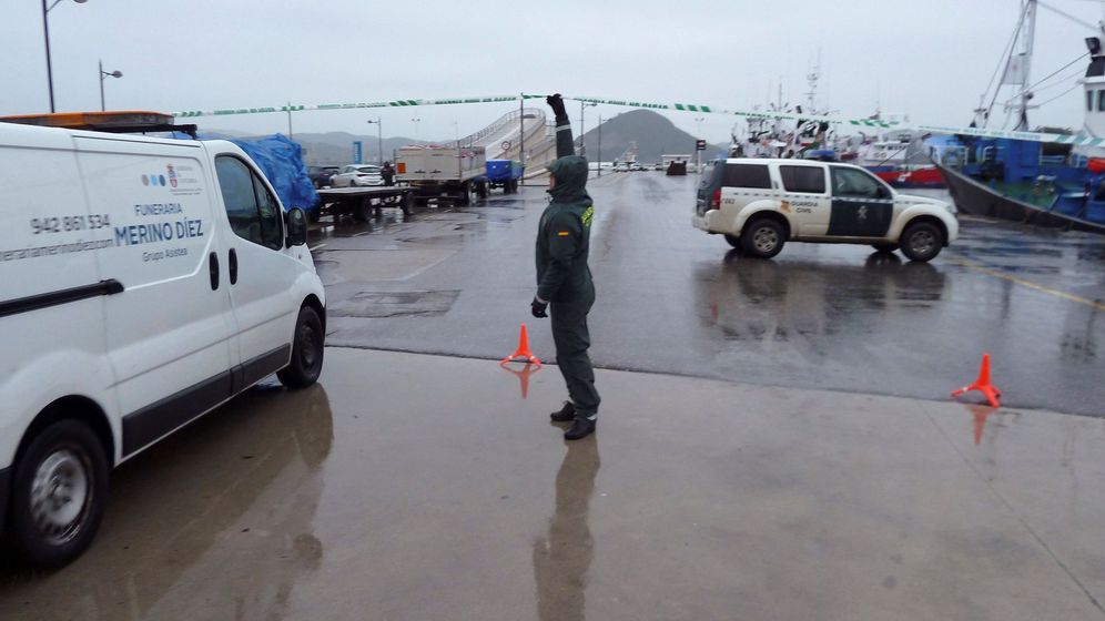 Foto: Agentes de la Guardia Civil controlan el acceso al puerto de Santoña (EFE)