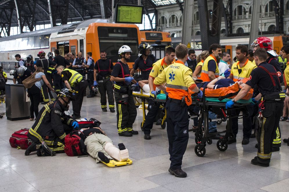 Foto: Equipos de emergencia atienden a los pasajeros que han resultado heridos al chocar un tren de Renfe contra el tope final de una vía en la Estación de Francia de Barcelona. (EFE)