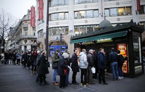 Largas colas en París para comprar el último número de 'Charlie Hebdo'