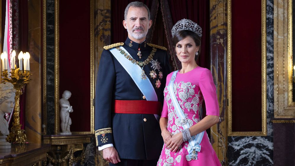 Foto: Los Reyes posan para su foto oficial. (Casa Real)