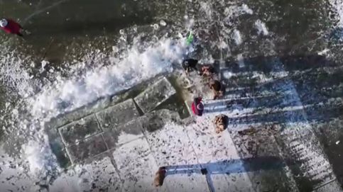 Así se extrae hielo en un río congelado en China