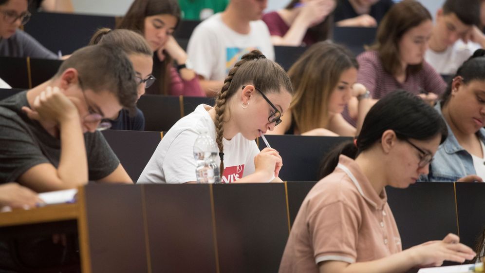 Foto: Estudiantes de la Universidad Pompeu Fabra realizando un examen. (Efe)