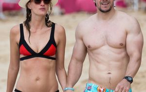 Mark Wahlberg y su mujer, dos enamorados en las playas de Barbados