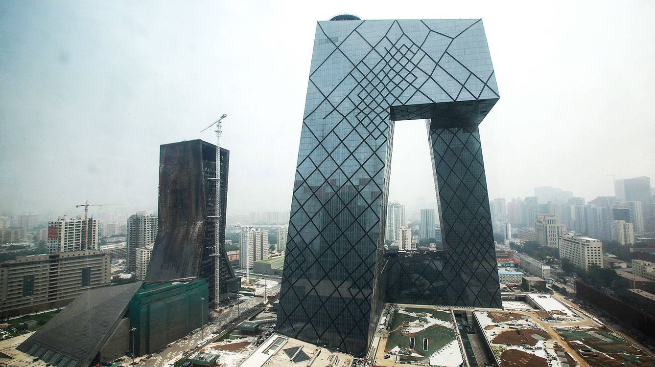Foto: Edificio de la televisión china, en Beijing, “una alternativa al rascacielos tradicional”, concebido en tres dimensiones y con un espacio interior vacío.
