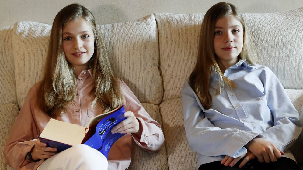 Foto: Las hijas de Felipe VI y Letizia, en el momento de leer la obra de Cervantes. (Casa Real)