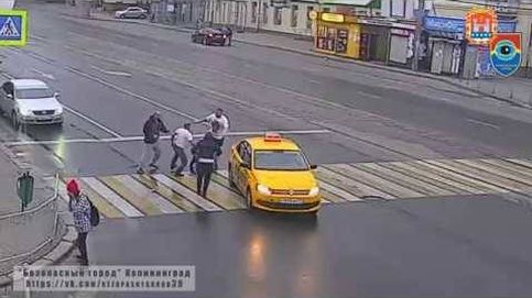 Dos rusos se bajan del taxi para empezar a golpear a transeúntes