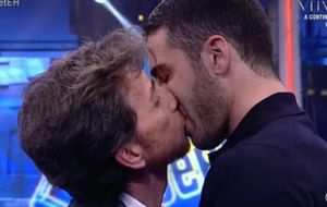 El beso de Pablo Motos y Miguel Ángel Silvestre