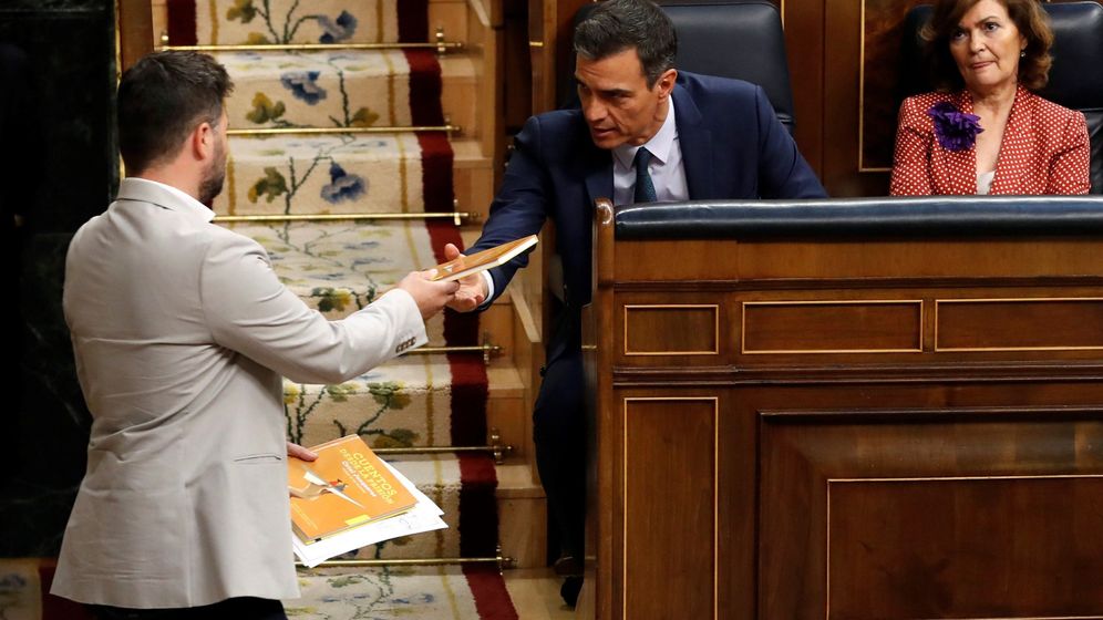Foto: Gabriel Rufián entrega a Pedro Sánchez un libro en el Congreso de los Diputados. (EFE)