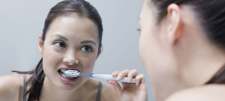 Cepillarse los dientes justo después de comer no es bueno