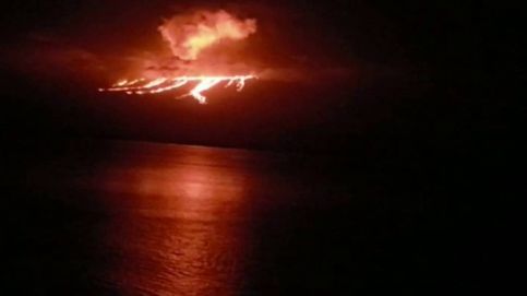 La imagen del volcán ecuatoriano de La Cumbre entrando en erupción