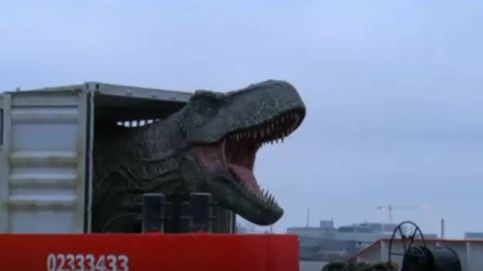 Un T-Rex es transportado por el río Támesis con destino a 'Jurassic World'