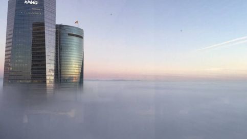 Las cuatro torres se asoman a la niebla de Madrid 