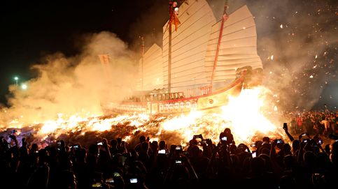 La espectacular quema de un barco en Taiwán para prevenir la mala suerte