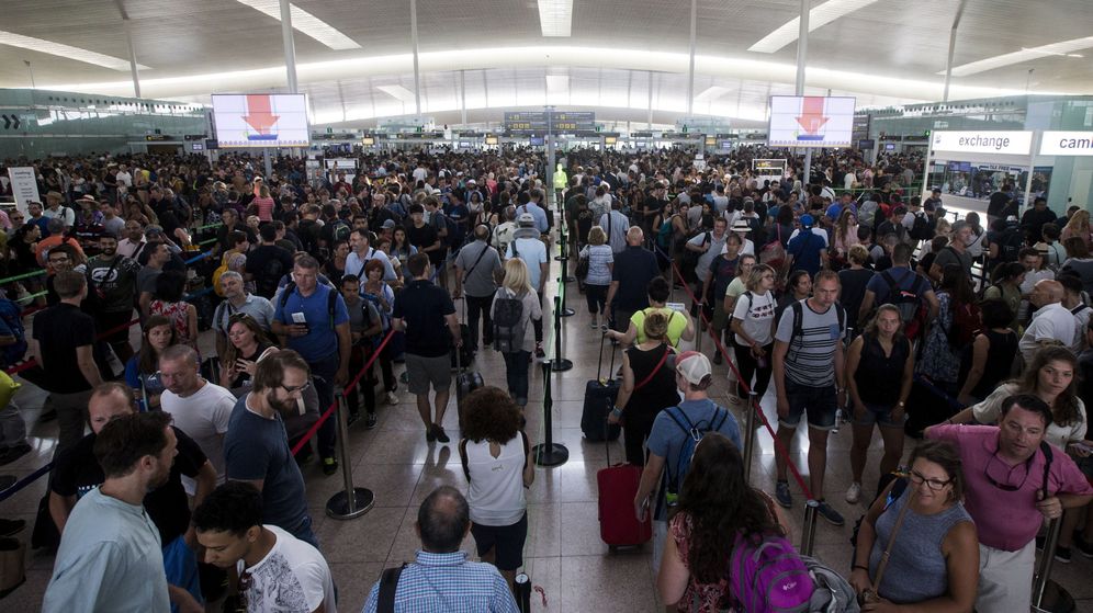 Foto: Las colas para acceder al control de seguridad del Aeropuerto de Barcelona-El Prat. (Efe)