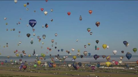 456 globos surcan el cielo en la mayor fiesta aerostática de Francia