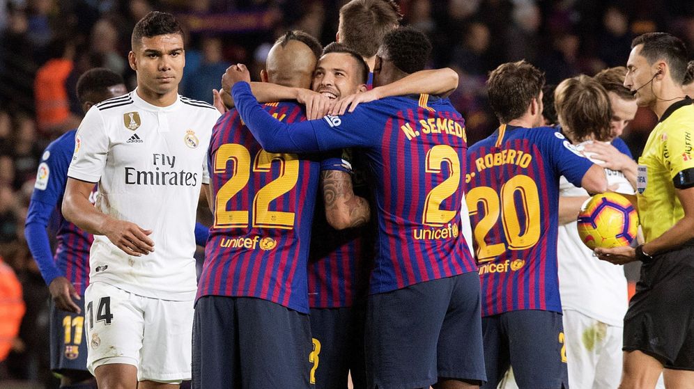 Los jugadores del Barça festejan un triunfo ante el Madrid.