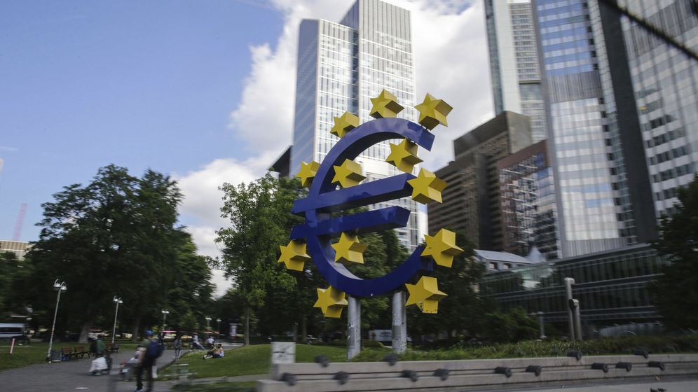 Foto: Vista de la escultura del euro delante de la sede del Banco Central Europeo en Fráncfort (Alemania). (EFE)